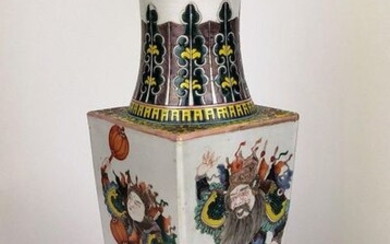 CHINE Grand vase de section carrée en porcelaine...