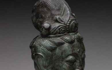 CHINE. Importante tête de bodhisattva en bronze au visage serein, les yeux mi-clos et la...