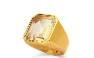 CITRINE AND GOLD RING.