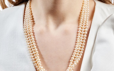 COLLIER TROIS RANGS DE PERLES DE CULTURE Il se compose de trois rangs de perles...
