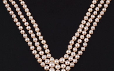 COLLIER composé de trois rangs de perles de culture blanches. Il est agrémenté d'un fermoir...