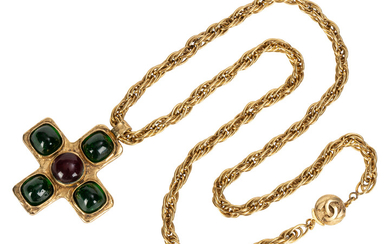 Chanel, pendentif croix sur chaîne en métal doré et cabochons de verre rouge et verts, boîte, 7,5x6,5 cm, chaîne long. 85 cm