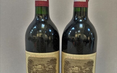 Château LAFITE ROTHSCHILD 1992 - 1er Grand cru classé PAUILLAC. 2 bouteilles. (Etiquettes légèrement tachées,...