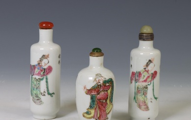 China, three famille rose porcelain 'Wu Shuang Pu' snuff bottles, late Qing dynasty (1644-1912)