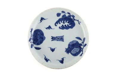 Chine 18/19e siècle Ensemble comprenant trois assiettes à décor bleu et blanc, deux pour l’export...