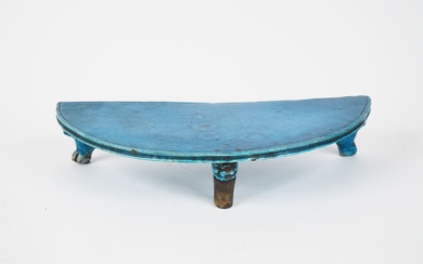 Chine, Table de lettré Kangxi en biscuit émaillé bleu turquoise reposant sur trois pieds cachés...