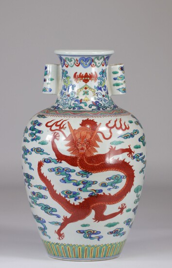 Chine vase en porcelaine Doucai à décor de dragons marque sous la pièce