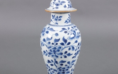 Chinees porseleinen balustervormige kastvaas met deksel en blauw-wit floraal...