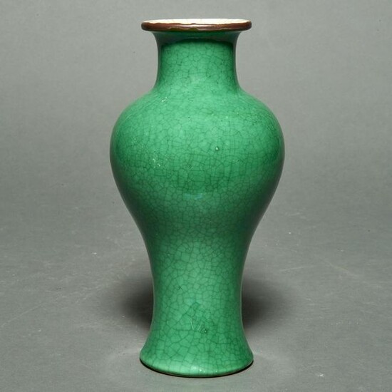 Chinese apple green crackle glazed vase