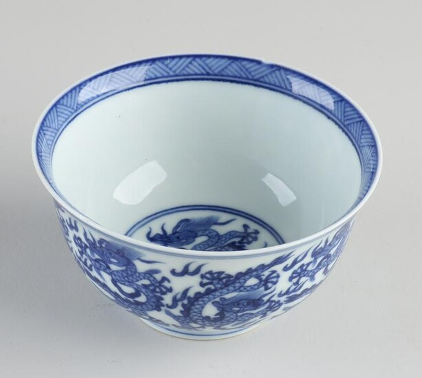 Chinese porcelain dragon bowl with six characters