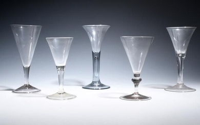 Cinq verres à vin soda c.1750-60, quatre avec des bols en forme de trompette sur...