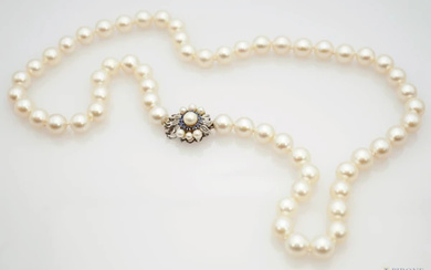 Collana di perle con chiusura in oro bianco 18 kt, lunghezza cm 59, peso gr. 68,6