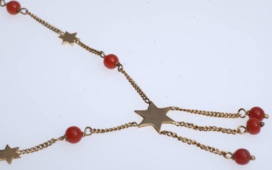 Collier en or avec des étoiles et des perles rouges. La chaîne se rassemble en...