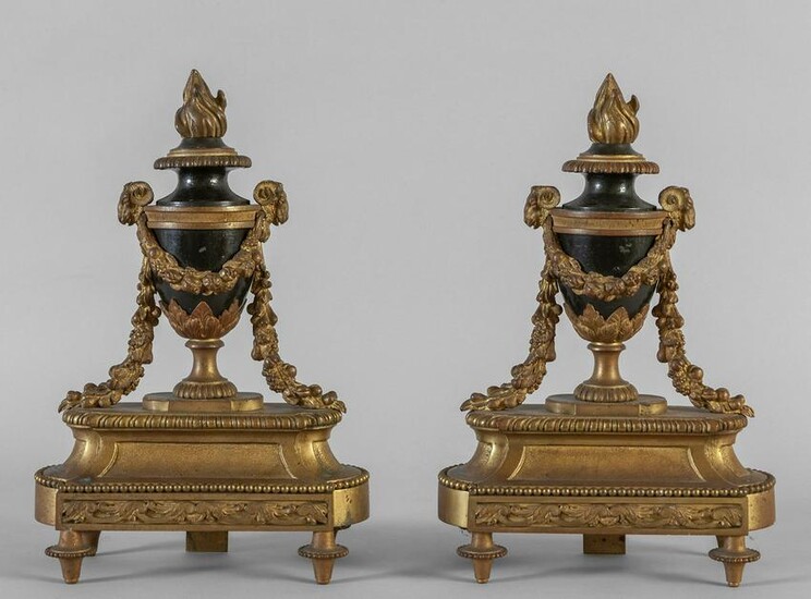 Coppia di alari in stile Luigi XVI in bronzo