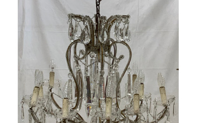 Coppia di lampadari con struttura in metallo, pendenti e perlinature in cristallo (h cm 80 ca.) (difetti)