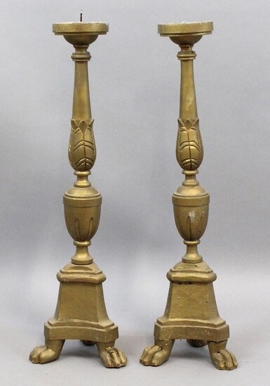 Coppia di portaceri in legno intagliato e dorato, piedi ferini, altezza cm 62, XIX secolo.