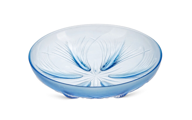 Coupe ronde en verre moulé signée Verlys. A décor bleu végétal, daim. 30 cm