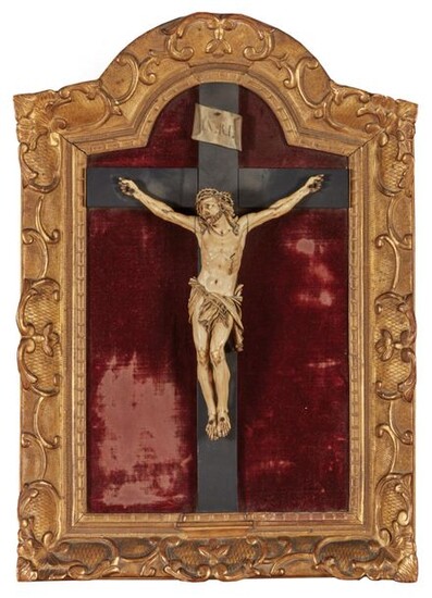 Crucifix, le Christ en ivoire sculpté, dans...