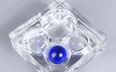 DAUM-France Coupe cendrier réversible de section carrée en cristal présentant 4 cavités hémisphériques, avec sa...