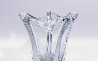 DAUM, France. Vase en cristal. Signé à la pointe. 24.5 x 22.5 cm.