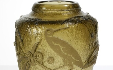 Daum Nancy Important vase - circa 1930En épais verre fumé olive à décor stylisé de...