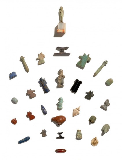 ÉGYPTE, BASSE-ÉPOQUE Ensemble de vingt-huit amulettes en pierre dure et faïence