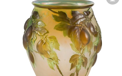 ÉTABLISSEMENTS GALLÉ (1904-1936) Branches de prunier en fruits (quetsches) Important vase balustre à très large...