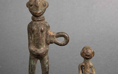 Ensemble de deux pendentifs de personnages en bronze avec ancienne patine et marques d’usages. Lobi...