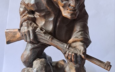 Figure de chasseur sculptée à la main sur un socle, probablement en bois de tilleul,...