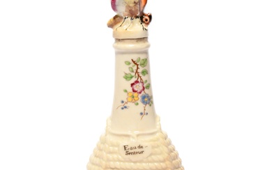 Flacon de parfum Chelsea, vers 1755, modelé comme un flacon contenu dans un panier en...