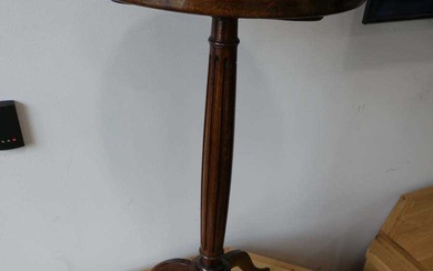 Fluted mahogany single pedestal wine tableCondition Report There is no...