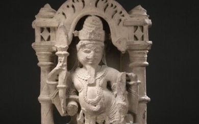 Fragment de stèle en grès rose sculpté Inde centrale, XIe-XIIe siècle Représentant une divinité à...