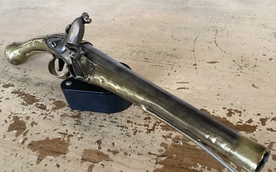 France - 1700/1730 - fabrication pour l'Orient - laiton doré finement ciselé - Flintlock - Pistol - 15 mm
