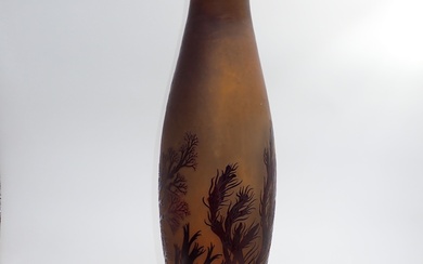 GALLE Vase en verre à décor dégagé à l'acide d'algues, H. 50cm