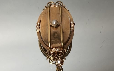 Gold medallion decorated with pearls. Total weight :...