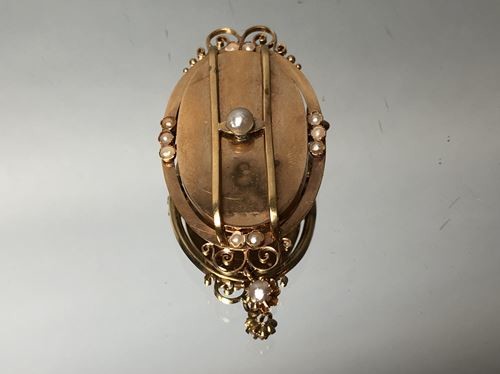 Gold medallion decorated with pearls. Total weight :...