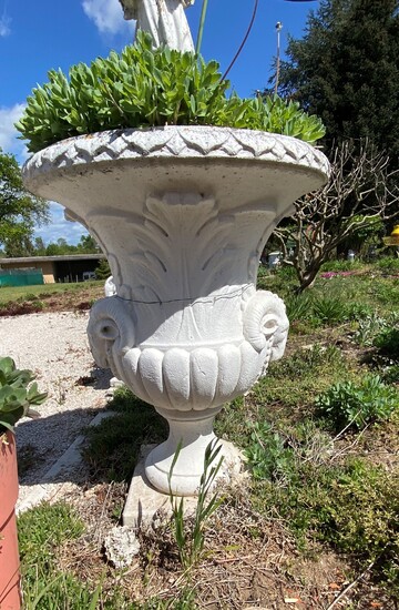 Grand vase "Médicis" à décor de feuillage, godrons et têtes de bélier, ciment, H :...