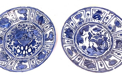 JAPON XVIIIème Paire de plats en porcelaine blanc bleu à décor de nature morte et...