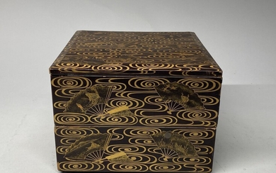 JAPON, époque Meiji, XIXe. Boîte rectangulaire couverte en bois laqué en hiramaki-e or et nashiji,...