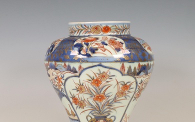 Japan, an Imari porcelain baluster vase, 17th/ 18th century