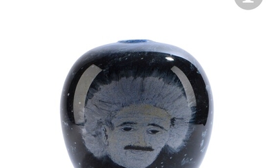Jean-Claude NOVARO (France, 1943-2014) Albert Einstein Vase en verre soufflé noir à décor du visage...
