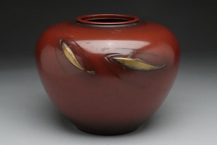Kabin 花瓶 (Flower vessel) - Bronze, Gilt - Tomobako signed 'Shōun saku' 勝雲作 - Very fine red vase with paif of swimming fish design, signed and marked - with inscribed tomobako - Japan - Shōwa period (1926-1989)