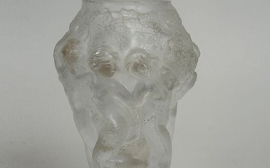 LALIQUE, dans le goût de. Petit vase à décor de femmes nues. H. 13 cm.