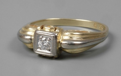 Ladies ring with diamond