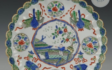 Large chrysanthemum-shaped plate - marked rabbit in a double ring (1) - Famille verte - Porcelain - Crazy on a terrace, the edge with valuables - China - Kangxi (1662-1722)