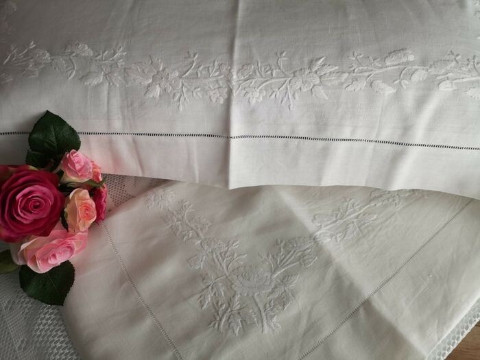 Linen sheet with full stitch embroidery entirely by hand - 265 x 280 cm - Linen - 21st century