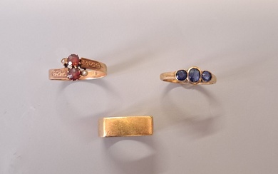 Lot de trois bagues dont : une en or (585/1000) avec trois pierres bleues, une...