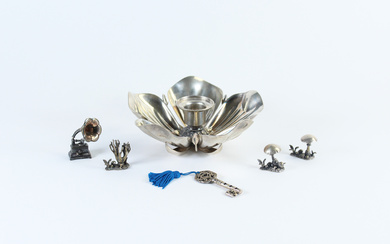 Lotto in argento composto da un candeliere con posaceneri estraibili a forma di petali, quattro segnaposto a forma di funghi,…