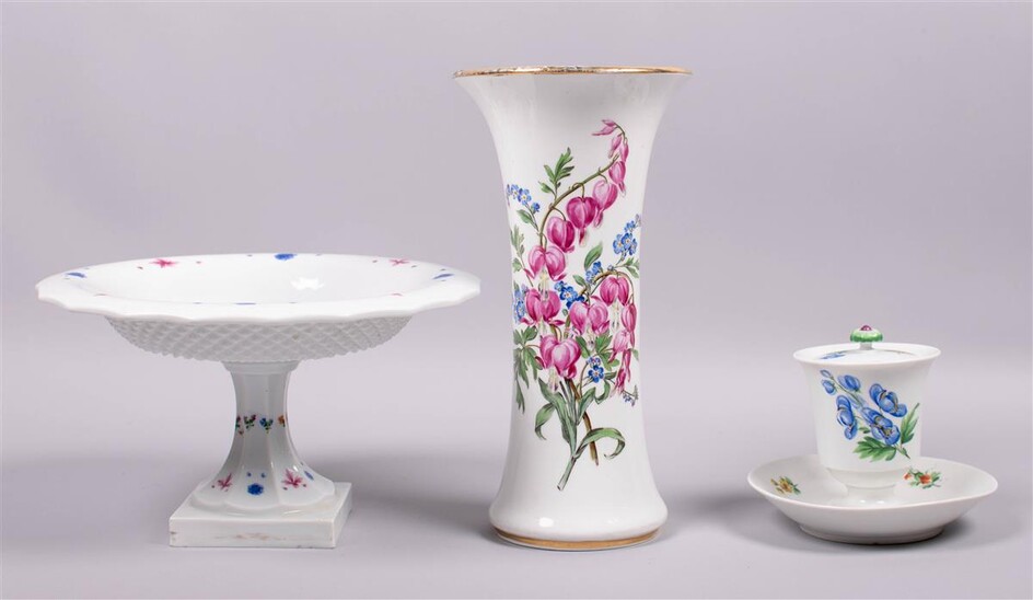 MEISSEN PORCELAIN FOOTED FLORAL CONDIMENT POT AND COVER, ON INTEGRAL STAND, A MEISSEN (OUTSIDE-DECORATED) VASE AND A MEISSEN COMPOTE