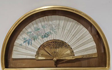 MODERNIST FAN IN WOOD AND SILK WITH FAN BASE. ABOUT 1900.